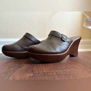Tommy Hilfiger Brown Clog Mules Women’s Size 9M Slip-On Heeled Shoes